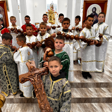 Kinder-Rosenkranzandacht in der Wallfahrtskirche auf dem Kreuzberg in Schwandorf