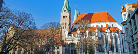 Der Augsburger Dom wird rot für verfolgte Christen